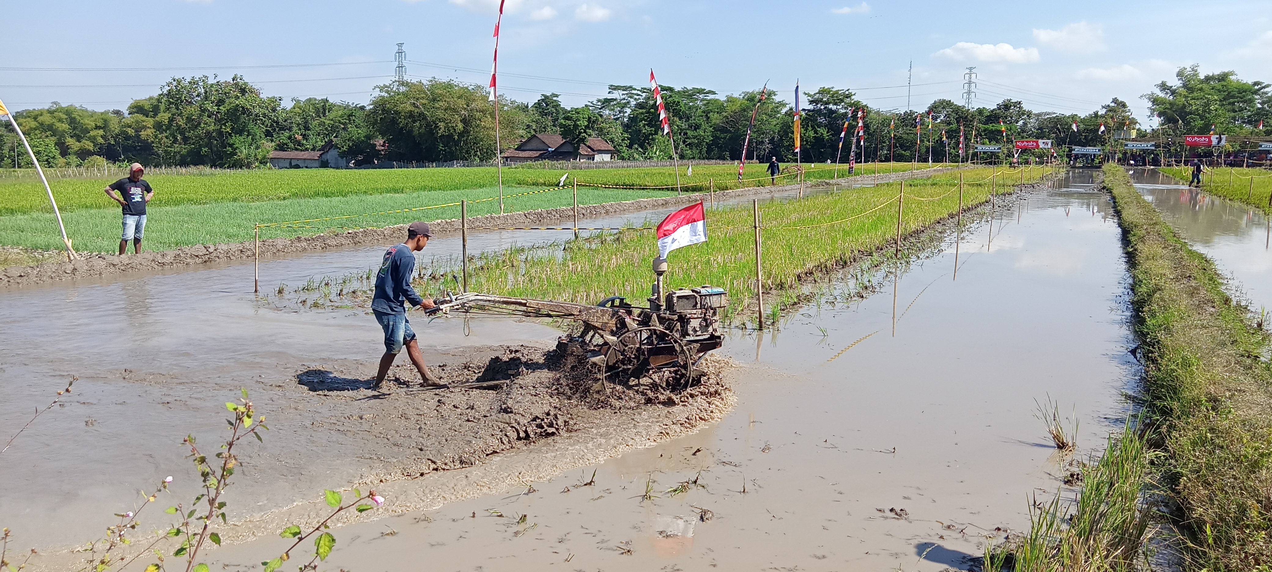 Para petani antusias mengikuti lomba balapan traktor di Desa Karangduren, Kecamatan Kebonarum, Kabup