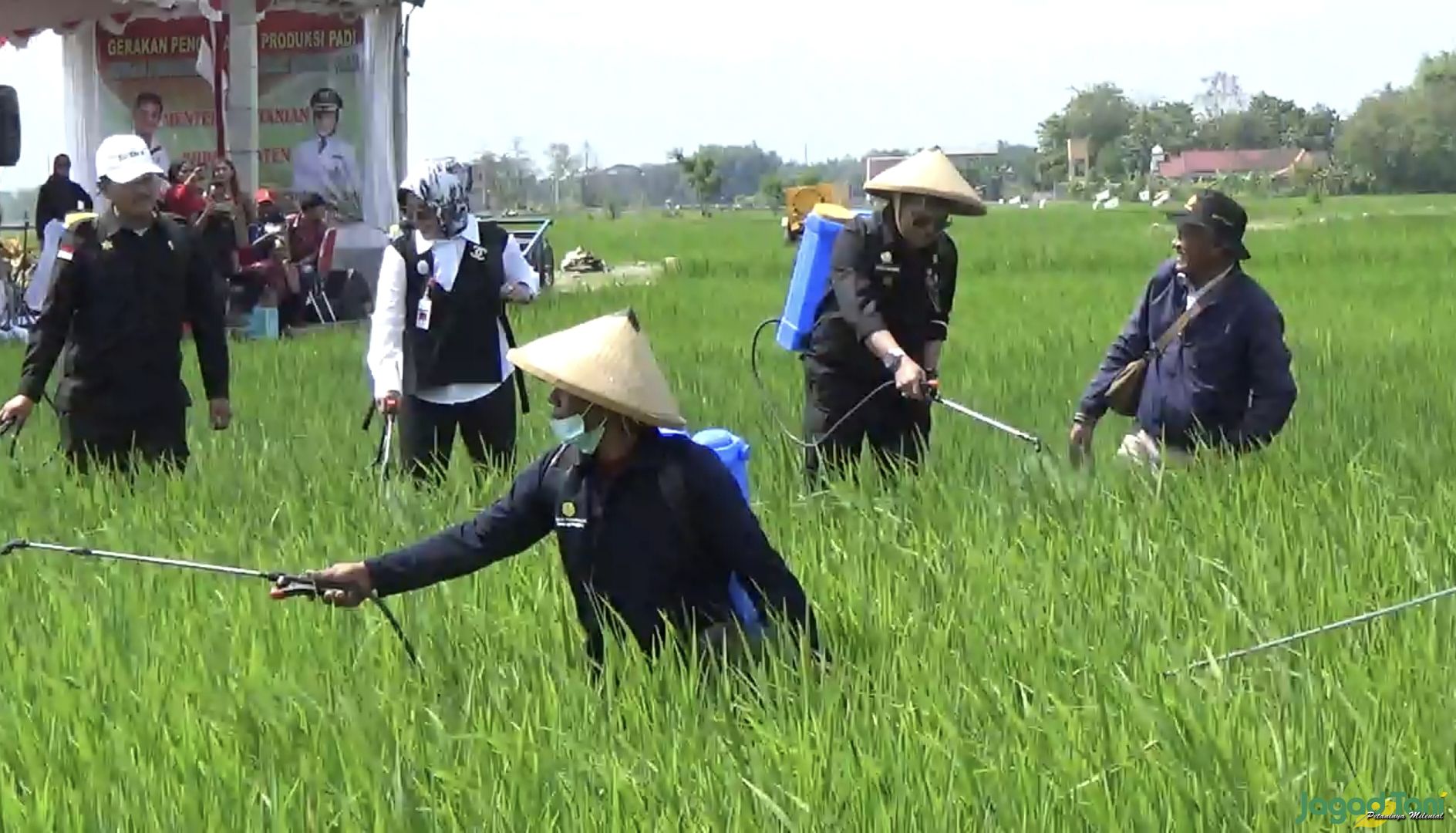 Mentan SYL melakukan penyemprotan lahan sawah saat berkunjung di Klaten, Jawa Tengah.