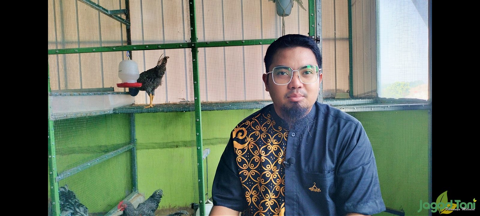 Alham Yadhu Putra pemilik peternakan ayam hias 