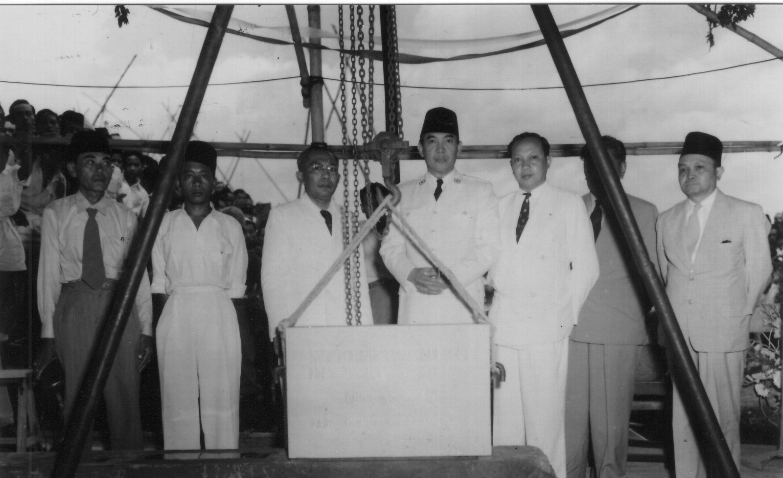 Soekarno saat menghadiri acara Upacara Peletakan Batu Pertama Gedung Fakultas Pertanian UI di Bogor 