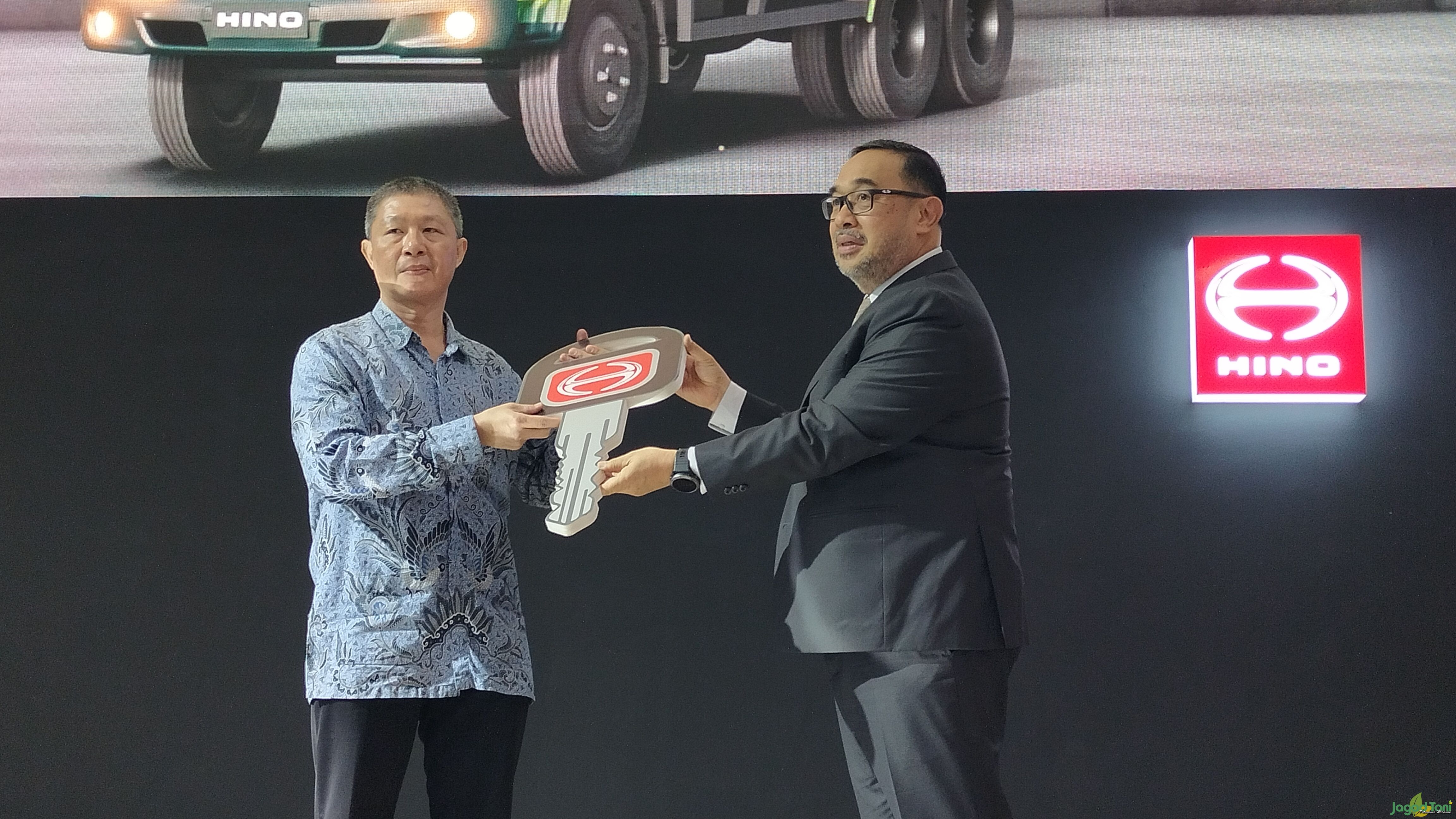 Serah terima pertama HINO  300 136 HDL 6x2 light duty truck