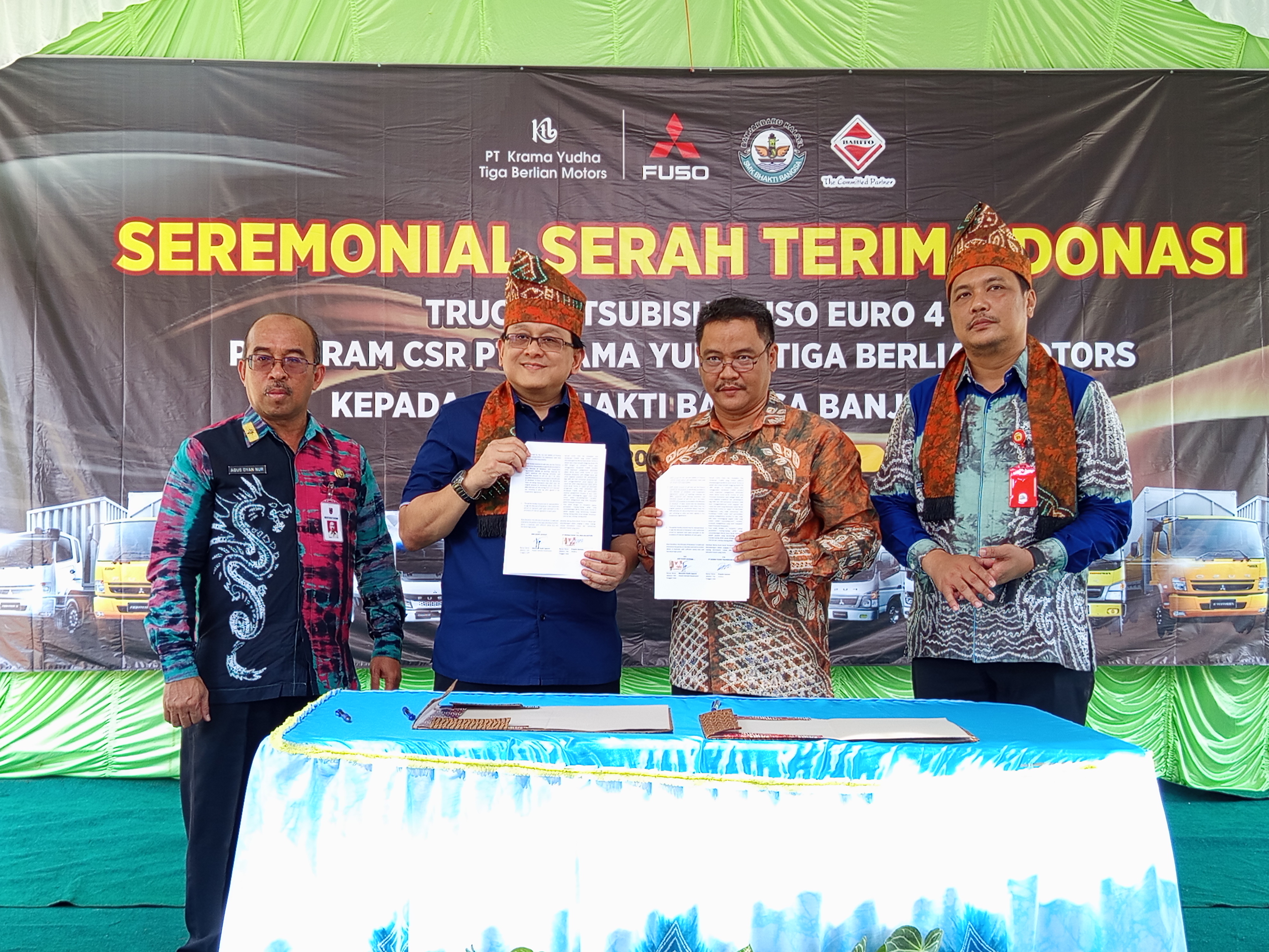 KTB Mendonasikan Mitsubishi Fuso Canter Euro 4 Bagi SMK Bhakti Bangsa Banjarbaru Sebagai Upaya Berke