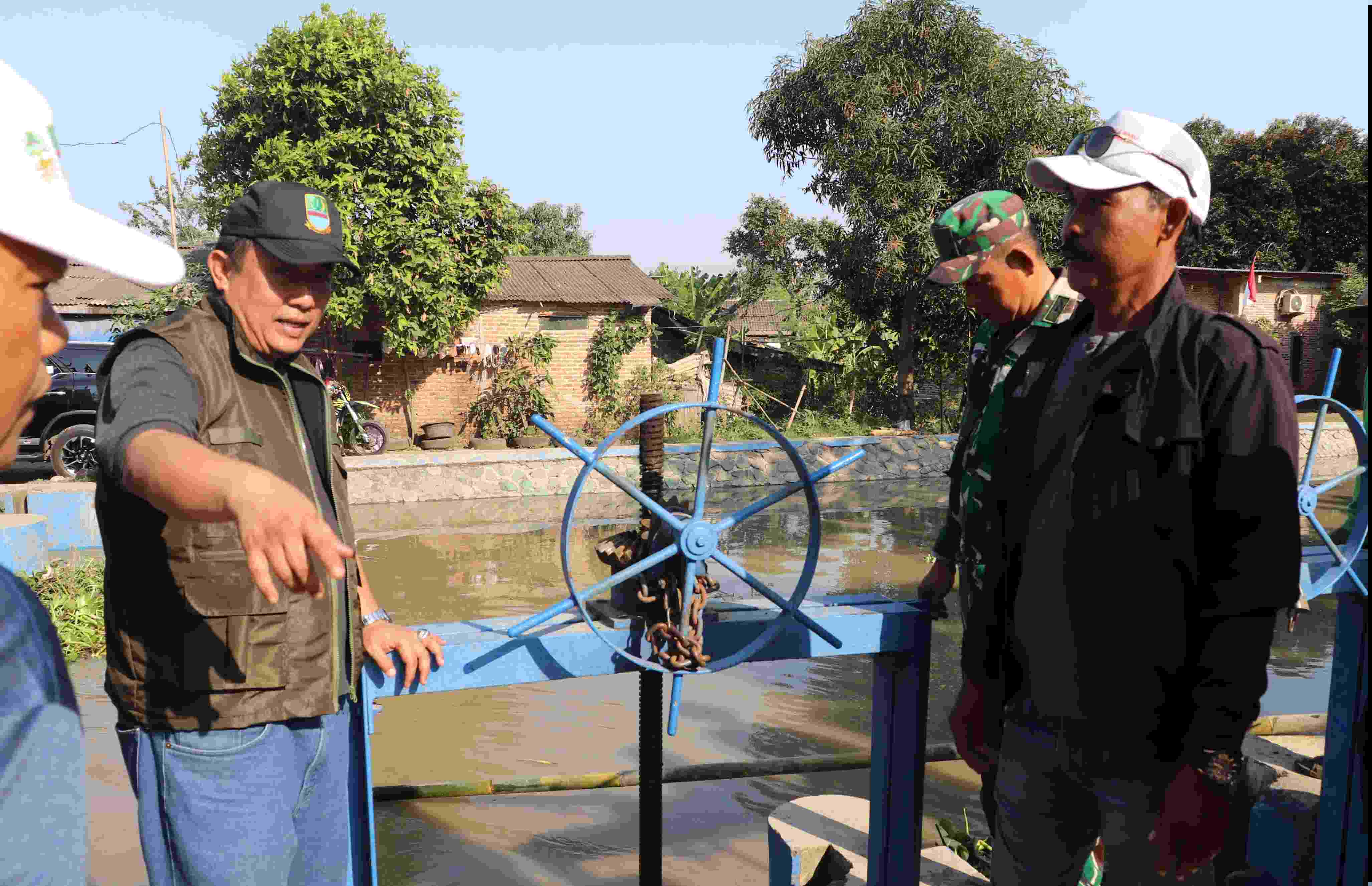 Pj Bupati Bekasi Dedy Supriyadi meninjau pintu air BKG 13 di Desa Bantarjaya Kecamatan Pebayuran, Mi