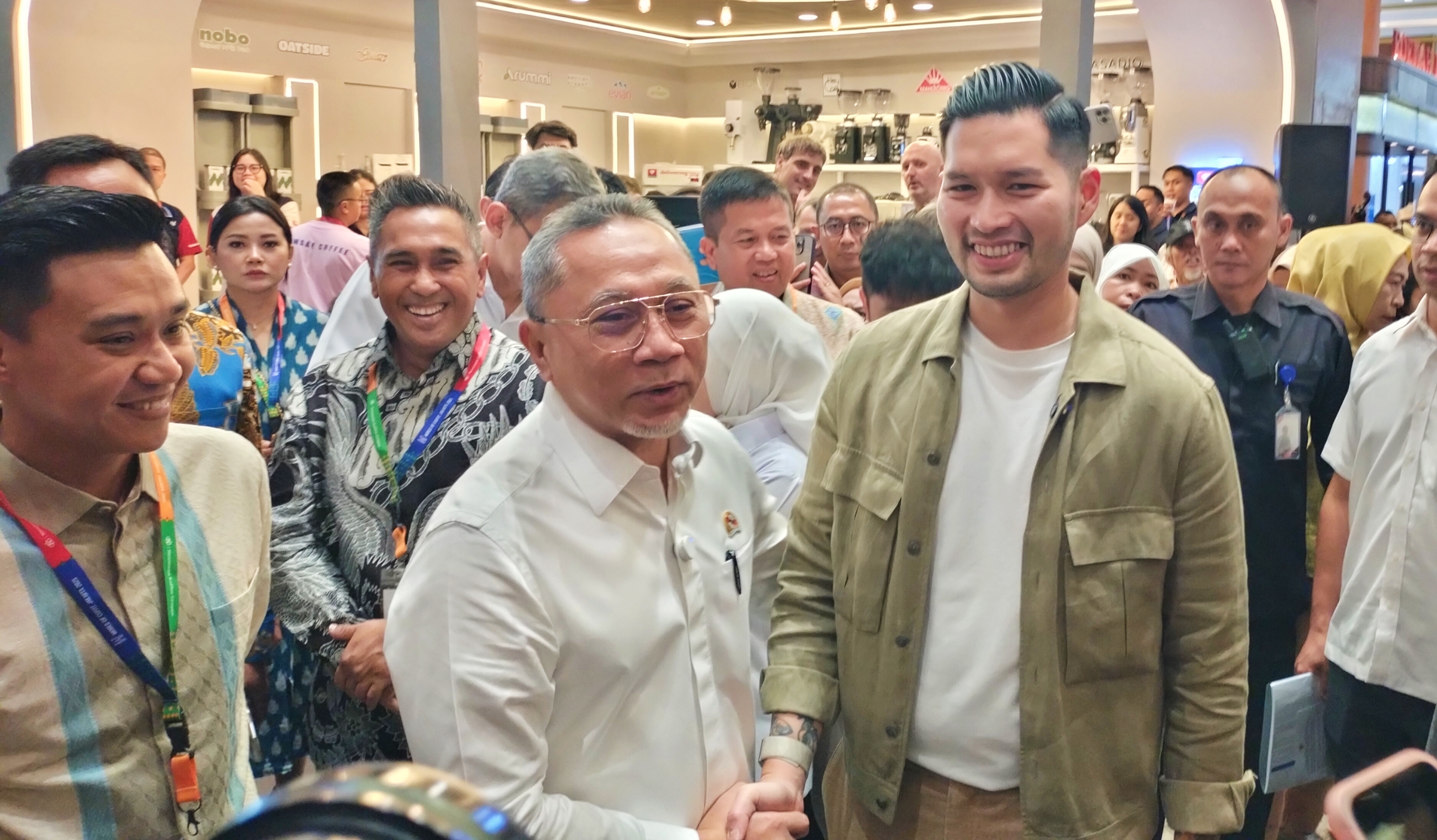Zulkifli Hasan bersama Mikael Jasin Juara Dunia di World Barista Championship 2024 Zulkifli Hasan bersama Mikael Jasin Juara Dunia di World Barista Championship 2024