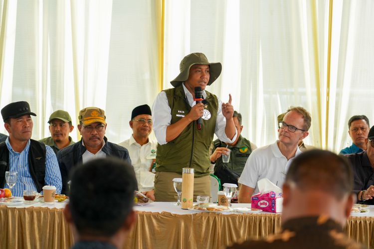Menteri Kehutanan (Menhut) RI Raja Juli Antoni Kunjungi konservasi Gajah Peusangan